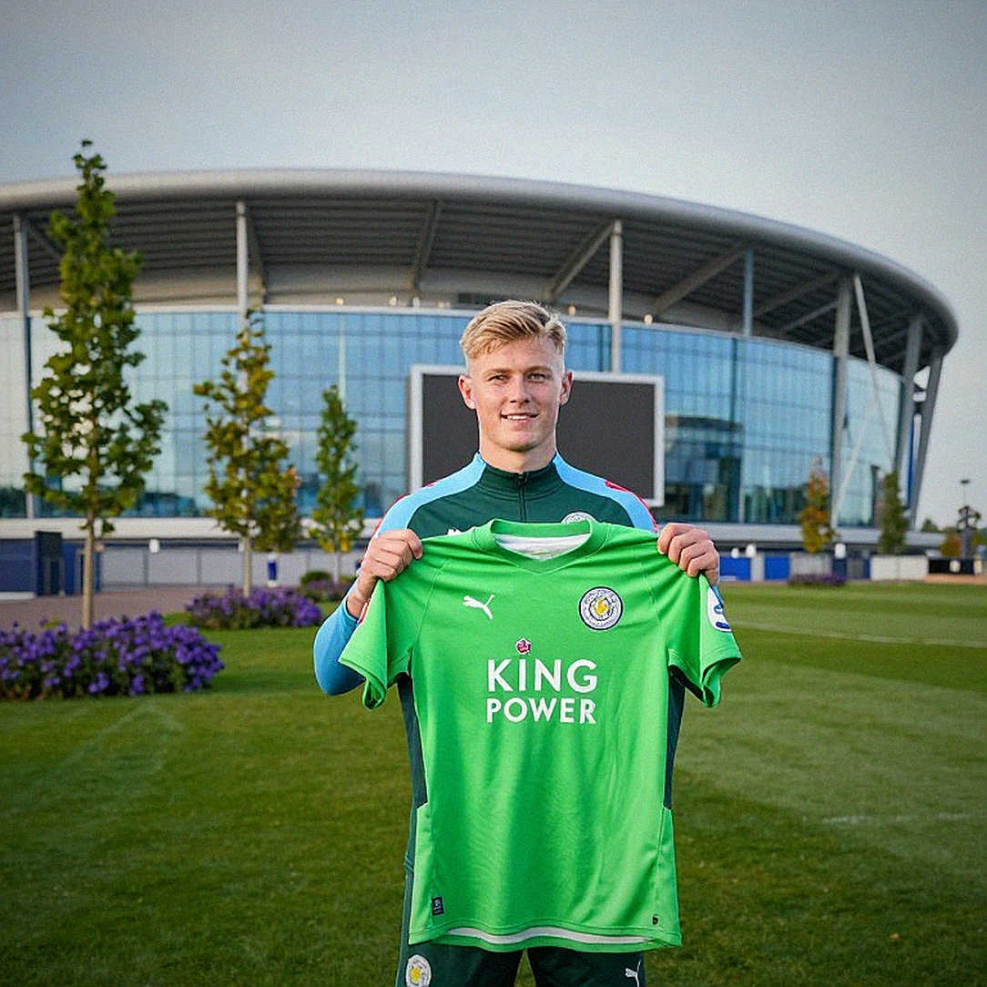 Sacha Boey kẹt lại Bayern Munich: Cửa sổ Saudi đóng sập, tương lai mịt mờ dưới thời Kompany