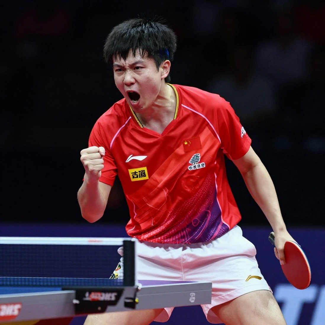 Ba hậu vệ trở lại: lối thoát chiến thuật hay tấm khiên che nỗi sợ của người cầm quân?