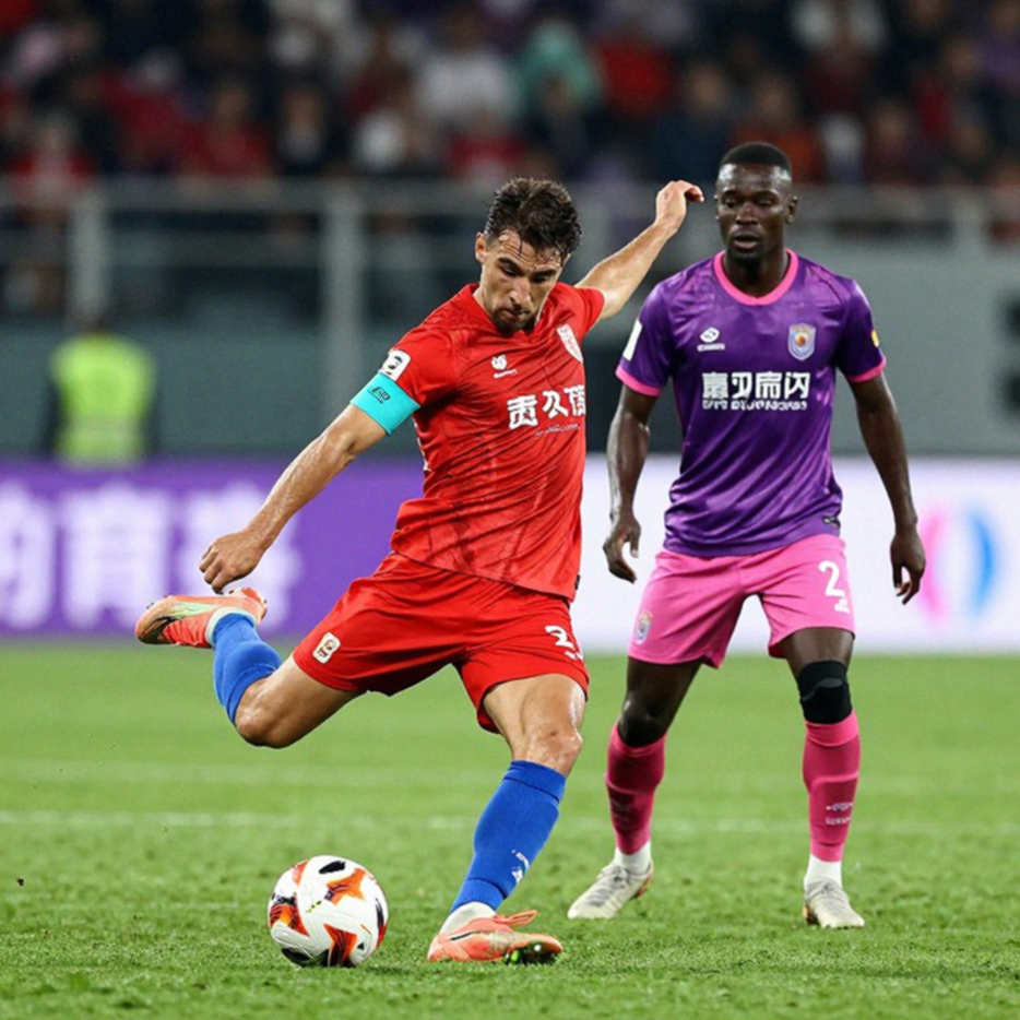 Erik Lira đeo băng đội trưởng, ghi bàn mở tỷ số cho Cruz Azul trong Clásico Joven