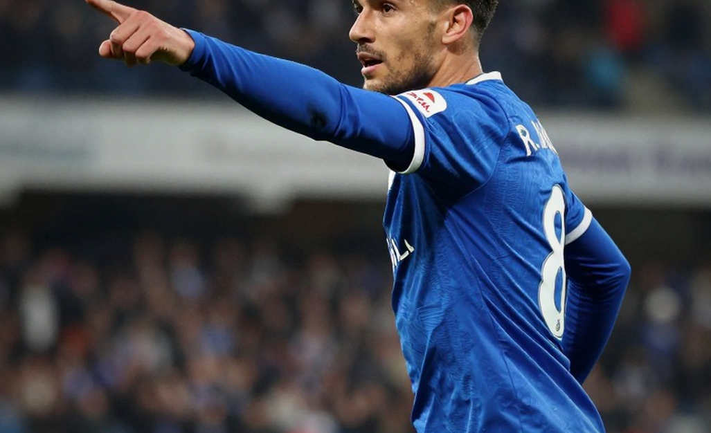 Lời cầu xin từ Dortmund và câu hỏi chưa được trả lời về đôi chân 18 tuổi