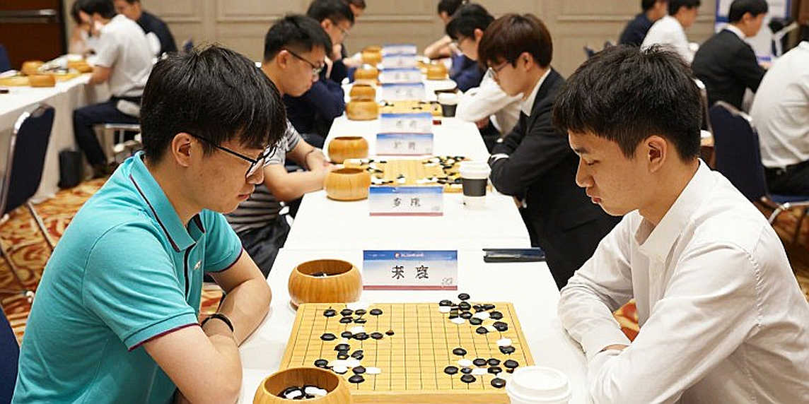 Sáu mươi phút bên bàn cờ Najdorf: Daniel King và nghề cập nhật lý thuyết