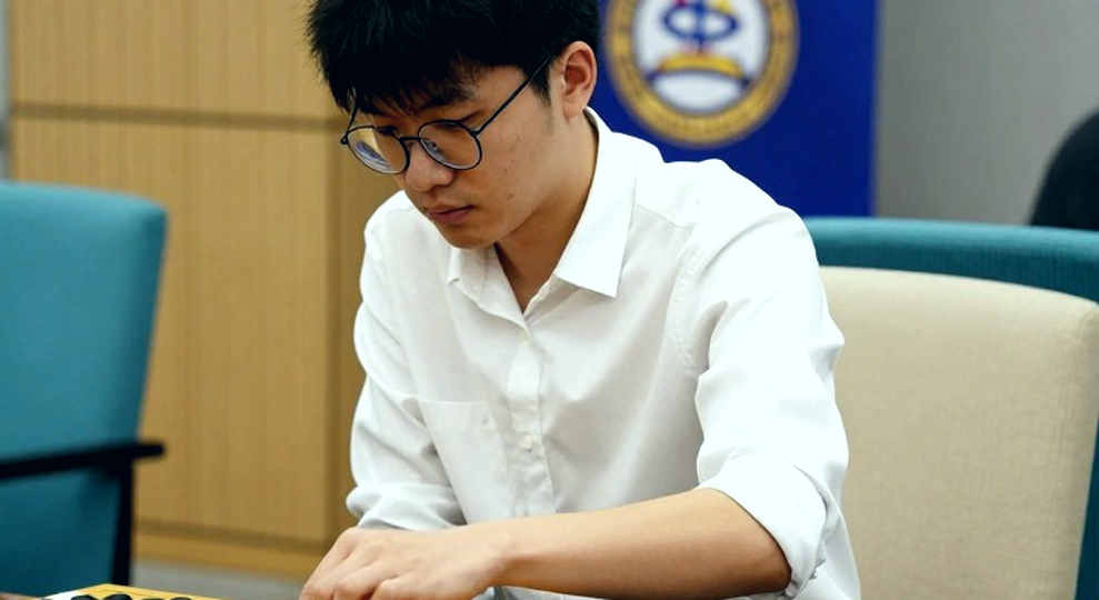 GCL 2026: Nepomniachtchi bóp nghẹt Carlsen, hạ Sindarov bằng đồng hồ