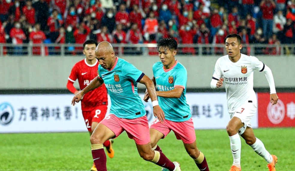 Fernando Muslera và cú bóp cổ phút 90+1: Khi thủ môn rời khung thành, luật IFAB vẫn đứng yên